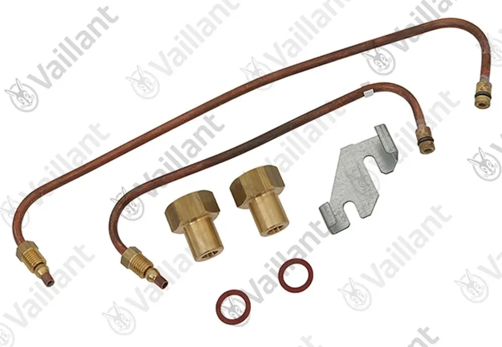 Vaillant Zubehörbeutel mit zwei Kupferrohren, zwei Messinganschlüssen und einem Metallclip sowie zwei Dichtungsringen in Rot.